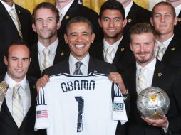 Barack Obama posa con su player del Galaxy junto a Donovan y Beckham. AFP  /