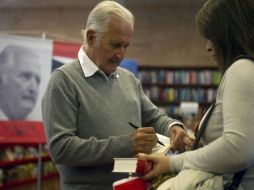 El escritor Carlos Fuentes firmando un libro en Bogotá, en Febrero de este año. AFP  /