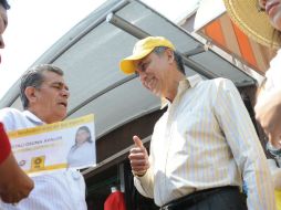 Fernando Garza recorrió la zona comercial de la colonia El Fresno. ESPECIAL  /