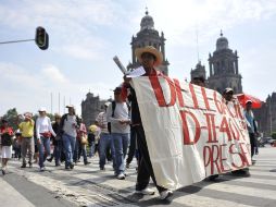 Maestros afiliados a la CNTE marchan con dirección al Zócalo capitalino, provocando caos vial. NTX  /