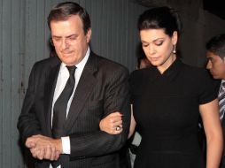 El jefe de Gobierno, Marcelo Ebrard, y su esposa Rosalinda Bueso acudieron esta noche al domicilio de Fuentes. NTX  /