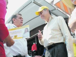 Fernando Garza realizó ayer un recorrido por la Colonia del Fresno. ESPECIAL  /