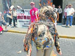 Profesores de Bases Magisteriales quemaron una figura de la líder del SNTE, Elba Esther Gordillo.  /