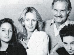 Familia. Carlos Fuentes con su esposa Silvia y sus dos hijos: Natasha y Carlos. Fotografía tomada de la revista 'Quién'. ESPECIAL  /