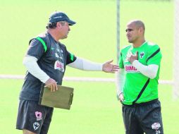 El timonel de Rayados, Víctor Vucetich, da indicaciones al chileno Humberto Suazo durante la práctica. MEXSPORT  /
