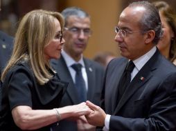El Presidente Felipe Calderón habla con Silvia Lemus, viuda de Carlos Fuentes, durante la ceremonia. AFP  /
