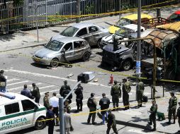 Miembros de la Policía de Colombia inspeccionan el lugar donde hizo explosión la bomba. ARCHIVO  /