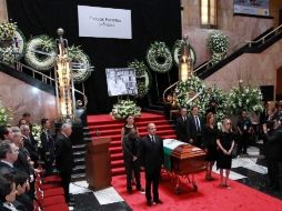 Silvia Lemus, viuda de Carlos Fuentes, y el Presidente Felipe Calderón encabezan la guardia de honor al escritor.  NOTIMEX  /