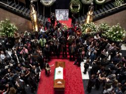 Silvia Lemus está emocionada y sorprendida del cariño que le muestra el público a Fuentes. AP  /