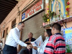 Salvador Caro recorriendo las calles del centro de la ciudad. ESPECIAL  /