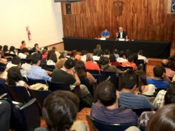 Salvador Caro presente en el foro que organizó la Federación de Estudiantes Universitarios . ESPECIAL  /