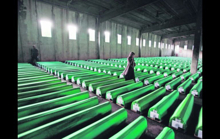 Una mujer musulmana camina entre ataúdes en Potocari en busca de sus familaires fallecidos en la masacre en la guerra de Bosnia.REUTERS  /