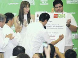 Enrique Peña Nieto firma un compromiso de campaña durante una reunión con representantes de la sociedad de Campeche. EL UNIVERSAL  /