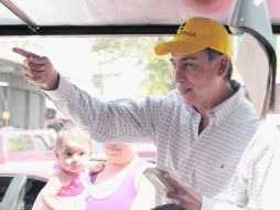 Fernando Garza realizó un recorrido en la colonia Las Juntas, en donde escuchó las demandas de vecinos.ESPECIAL  /