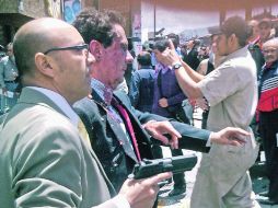 El ex ministro de Interior y Justicia colombiano, Fernando Londoño, es reguardado por uno de sus escoltas. EFE  /