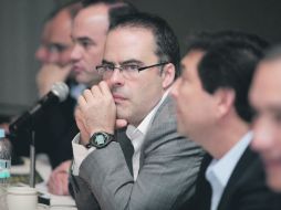 El director del Imco, Juan Pardinas (centro), dijo que mientras no existan gobiernos de ciudades, no podrán resolver muchos problemas.  /