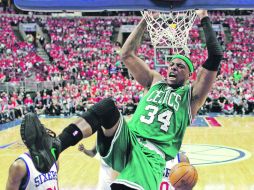 Paul Pierce (34), de Boston, clava el balón entre dos defensas de los Sixers de Filadelfia. AP  /