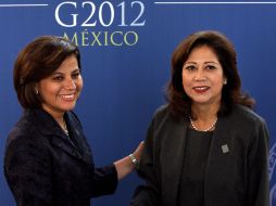 Rosalinda Velez (i) y Hilda Solís (d), secretaria del Trabajo de Estados Unidos, conversan. AFP  /