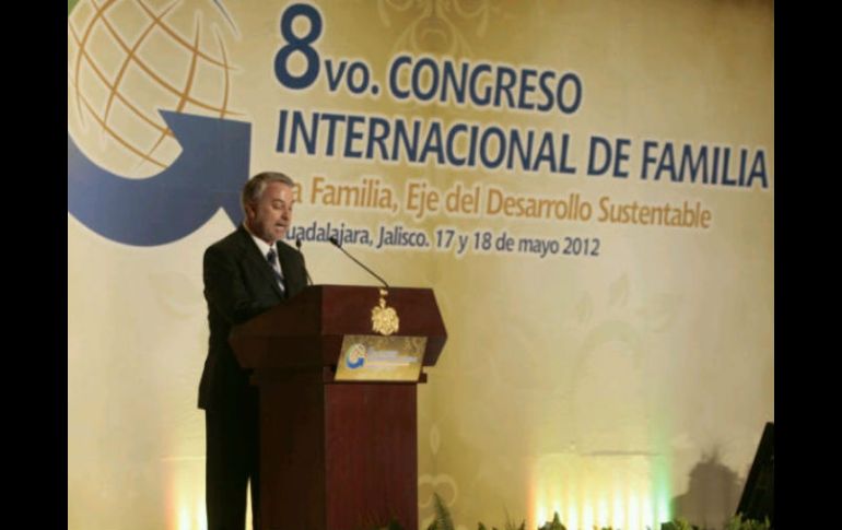 En su intervención, González Márquez aseveró que la familia es parte medular en la educación y desarrollo de la sociedad.  /