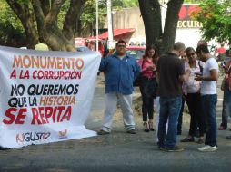 Valencia se manifestó de forma pacífica portando una manta afuera del TRIFE. ESPECIAL  /