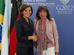 Vélez Juárez (i), da la bienvenida a la presidenta del consejo de orientación para el trabajo francés, Marie Claire Carrere Gee. EFE  /