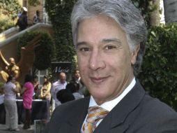 Fernando Allende agradeció a Chucho López la distinción. ARCHIVO  /