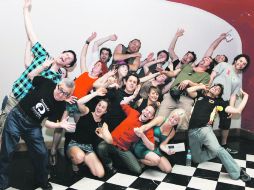 Varios de los artistas que animarán las plazas de la ciudad en los siguientes días se tomaron la foto del recuerdo.  /