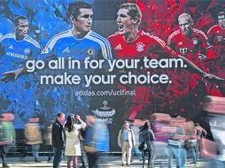 Aficionados de Munich toman fotos a los gigantescos espectaculares de la final de la Champions.REUTERS  /