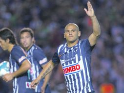 El chileno Humberto Suazo (derecha) festeja su anotación que le dio el empate a los Rayados de Víctor Vucetich. AP  /