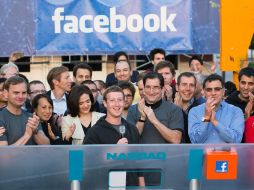 Mark Zuckerberg, con su clásica sudadera  con capucha, hizo sonar este viernes a distancia la campana del Nasdaq en Nueva  York. AP  /