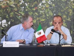 El gobernador Emilio González (izq) junto al Presidente Felipe Calderón durante la reunión sobre la zona incendiada de La Primavera.  /