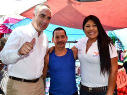 Salvador Caro recorrió el tianguis acompañado de Berenice Rivera, candidata a diputada del distrito 9 local. ESPECIAL  /