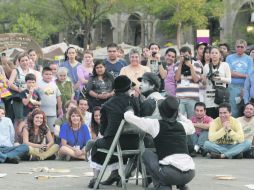 Los cerca de 500 asistentes rieron con Los Recién Casados, obra de teatro por un trío quebequense... y un voluntario.  /