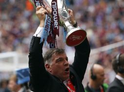 Sam Allardyce, entrenador del equipo campeón, celebra con el trofeo la Liga inglesa en el play-off. REUTERS  /