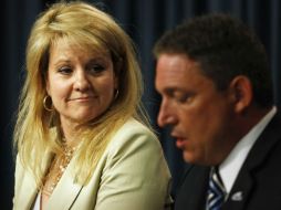Shotwell Pesident (izq) y Alan Lindenmoyer, Gerentes Comerciales de la NASA, en conferencia en el Centro Espacial Kennedy. REUTERS  /