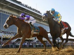 Imagen del final de la carrera donde I'll Have Another (izq.) vence a Bodemiester en la carrera. REUTERS  /