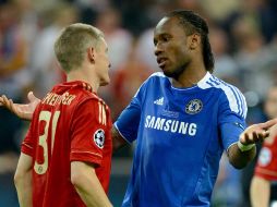 Didier Drogba consuela a Bastian Schweisteinger luego del final del partido. EFE  /