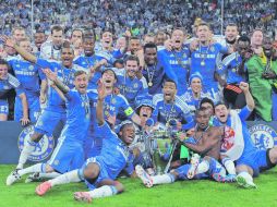 Los Blues posan orgullosos con la ''Orejona'', ganada ayer en penales en el Allianz Arena de Munich. AFP  /