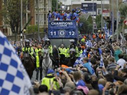 La plantilla completa de los 'Blues' realizó un desfile triunfal en autobús ante miles de seguidores en Londres. AP  /