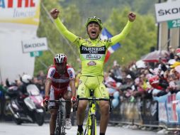 El ciclista italiano Matteo Rabottini (equipo Farnese Vini) (d) celebra su victoria al cruzar la meta. EFE  /