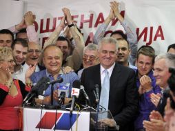 Tomislav Nikolic (C-D) durante el conteo de votos en Belgrado.  AFP  /