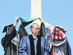 “Necesitamos educación, educación, educación, y empleo, empleo y más  empleo”, dijo Carlos Slim al recibir el reconocimiento. EFE  /