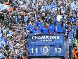 Los Blues celebraron la obtención de la Champions League, mostrando la “Orejona” en un desfile por Londres. REUTERS  /