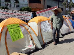 El grupo de vecinos lleva seis días manifestándose afuera de la presidencia municipal.  /