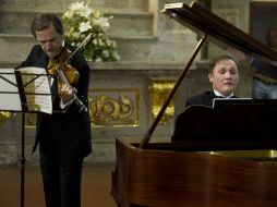 Los músicos rusos radicados en Guadalajara, Konstantin Zioumbilov (violín) y Evgeny Korolkov (piano).  /