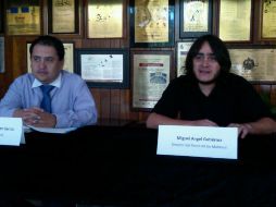 El abogado Salvador González y el director del grupo, Miguel Ángel Gutiérrez.  /