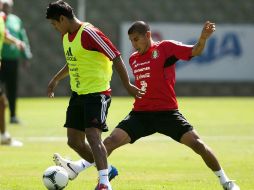 Édgar Andrade y Carlos Salcido durante la sesión de entrenamiento en el CAR. MEXSPORT  /