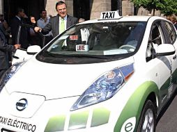 El jefe de gobierno del DF, Marcelo Ebrard, encabezó el inicio de operaciones de los taxis. NTX  /