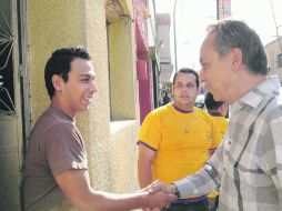 Ayer por la tarde Fernando Garza realizó una visita a casas y comercios del barrio de El Retiro. ESPECIAL  /