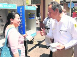 Fernando Garza repartió propaganda sobre su campaña en su visita al municipio de Tepatitlán de Morelos. ESPECIAL  /